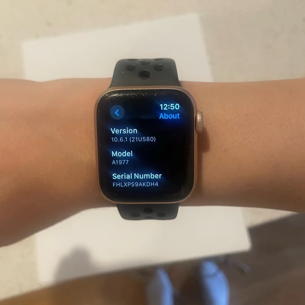 Apple Watch Series 4 40mm 16 GB Rose Gold w/ Black Nike Sports Band
